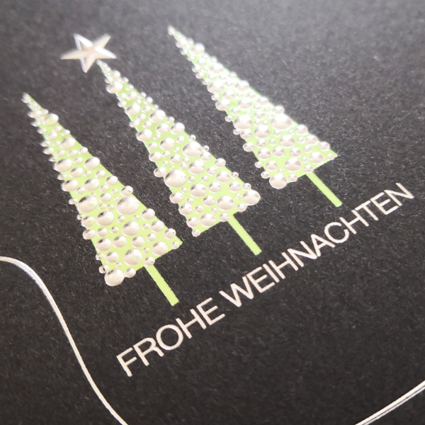 Detailbild Bäume in silberner und grüner Folienprägung mit Gruß "Frohe Weihnachten"