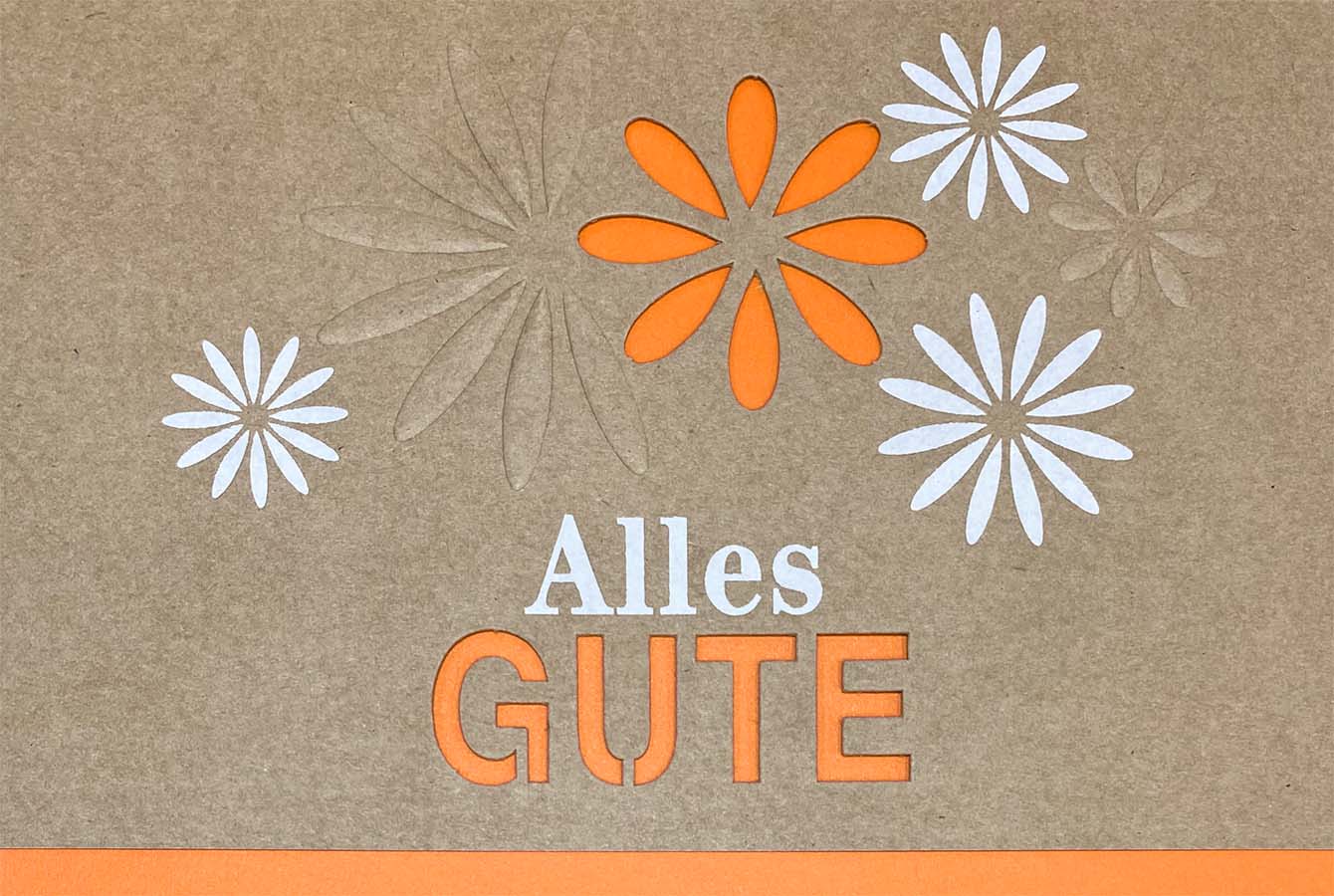 Naturbraune Glückwunschkarte mit Blüten und  "Alles Gute" sowie orangenem Einlegeblatt