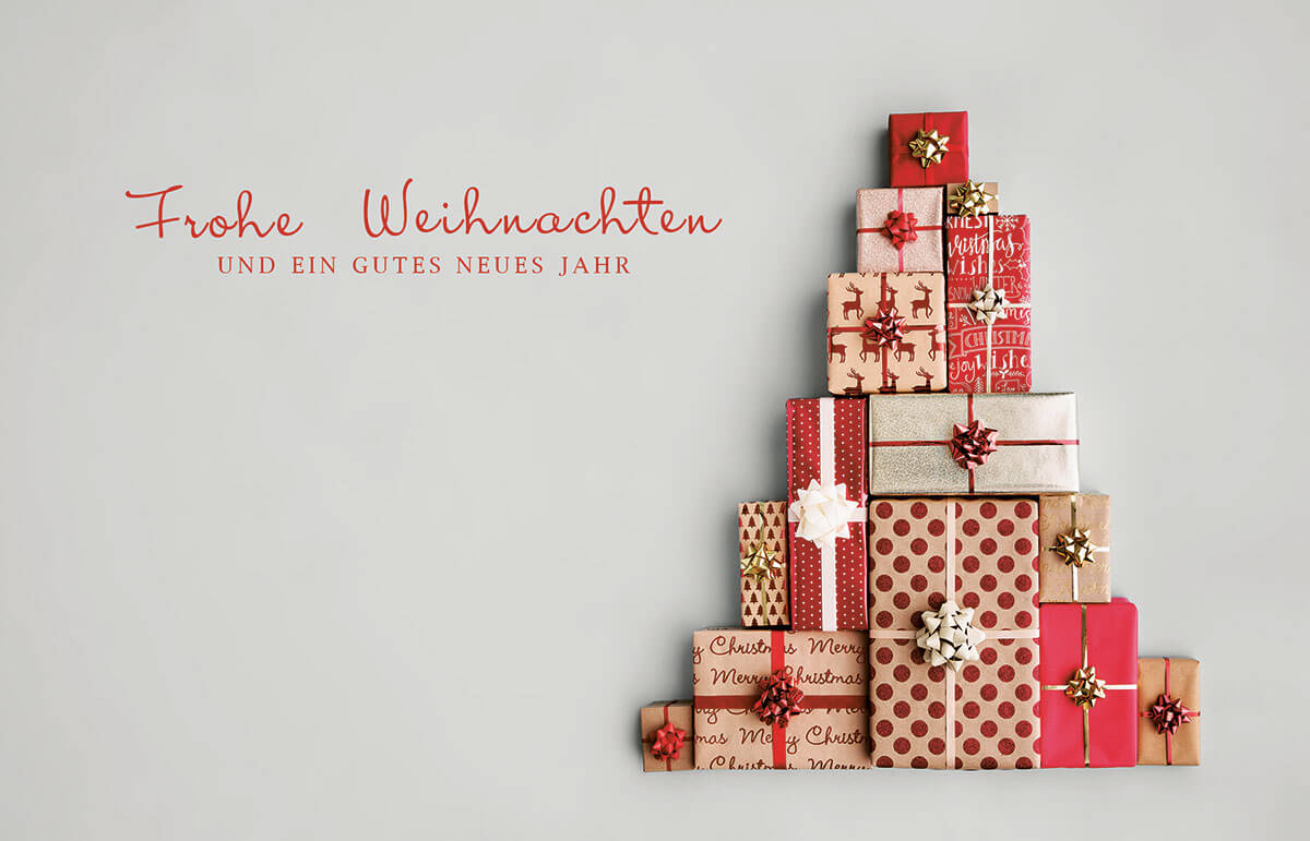 Festliche Weihnachtskarte mit einem Baum aus verpackten Geschenken und Weihnachtsgruß