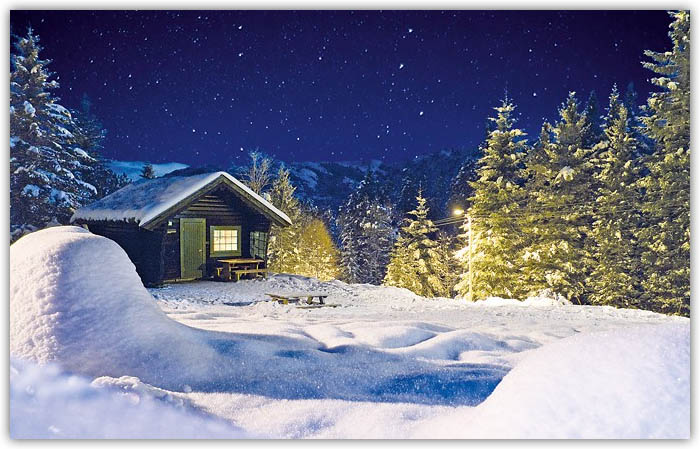 Winterliche Weihnachtskarte mit Berghütte und verschneiten Tannenbäumen und gutem Zweck