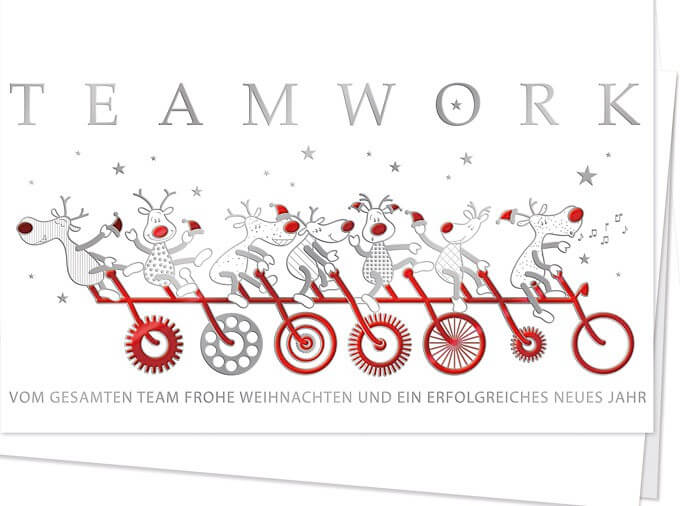 Weiße Team-Weihnachtskarte mit fröhlichen Rentieren auf einem roten Tandem, inkl. Einleger