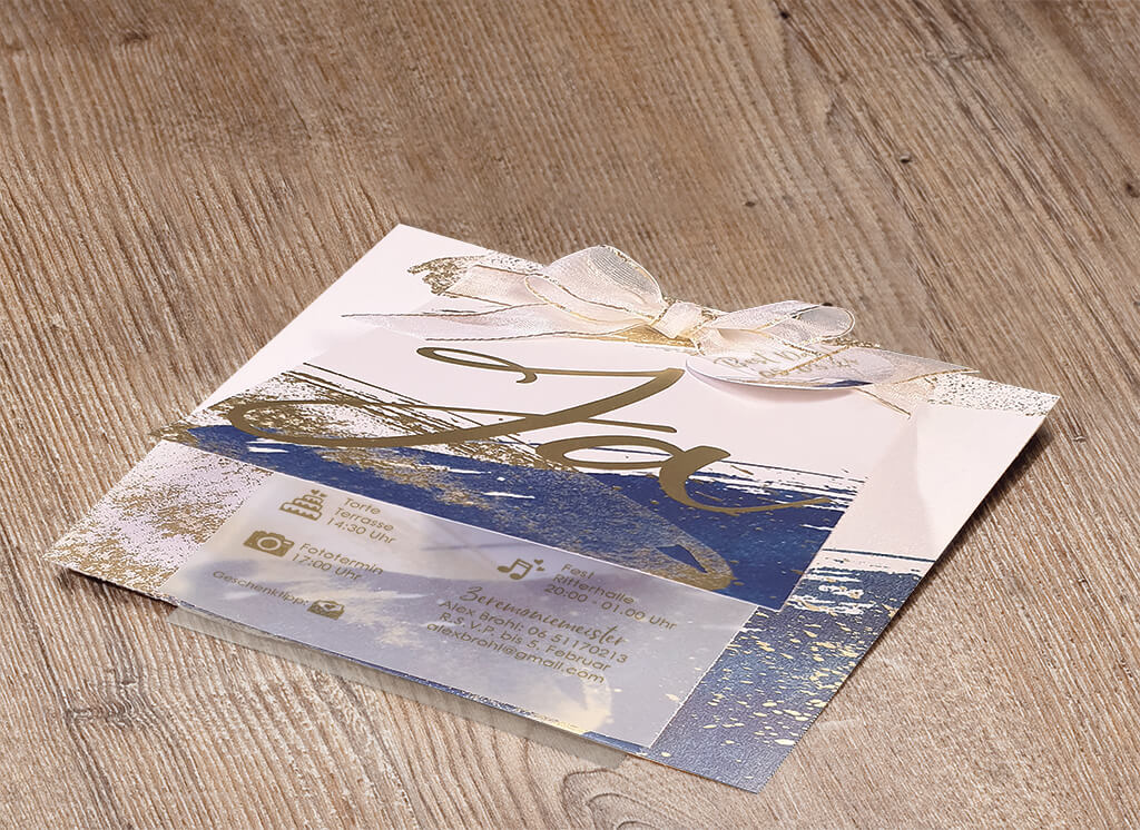 Mehrteilige Einladungskarte zur Hochzeit mit goldenem "Ja" und blau-goldenem Print