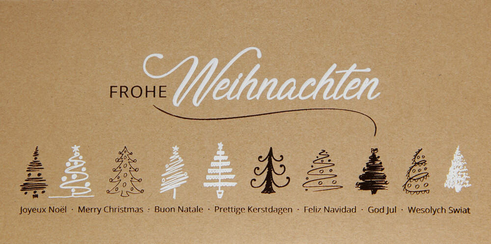 Naturbraune Weihnachtskarte mit internationalen Weihnachtsgrüßen und Tannenbäumen