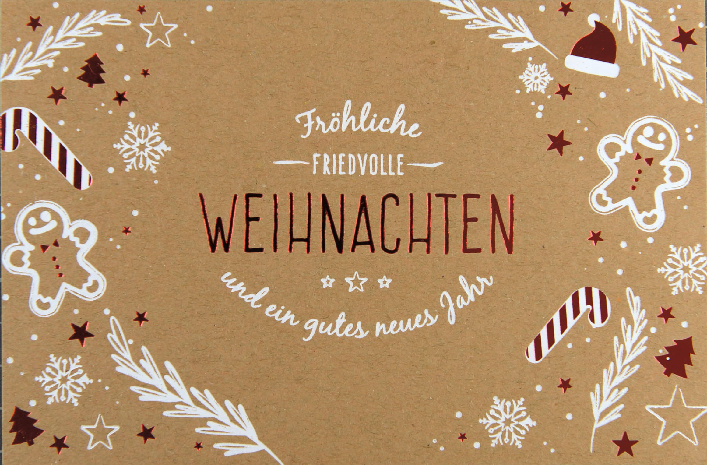 Traditionelle Weihnachtskarte mit Zuckerstange, Lebkuchenmännchen usw. auf braunem Naturkarton