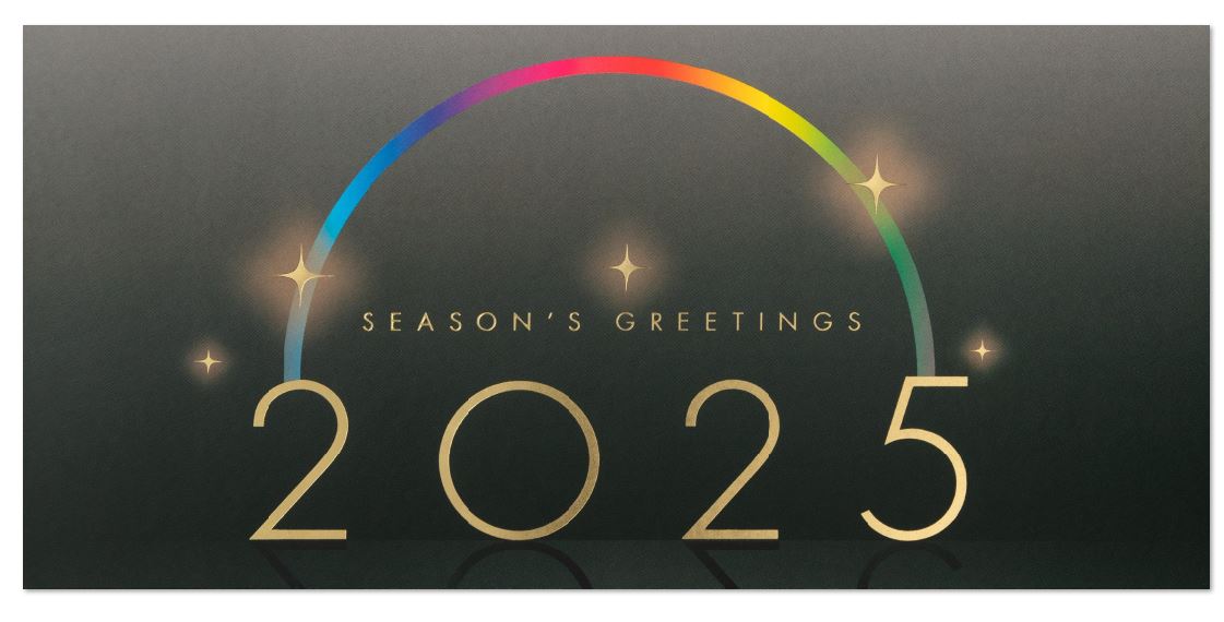 Moderne Neujahrskarte DIN lang mit Regenbogen-Halbreis, Jahreszahl 2025 und "Season`s Greetings"