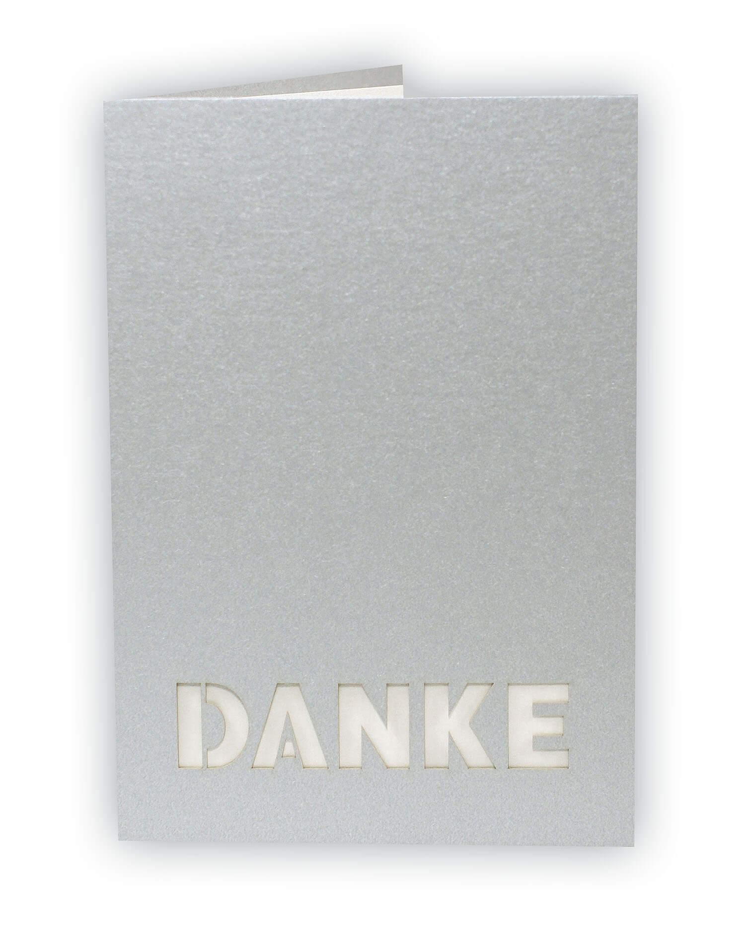 Silberne Danksagungskarte im Hochformat mit "DANKE" Stanzung und perlmuttfarbenem Einlegeblatt