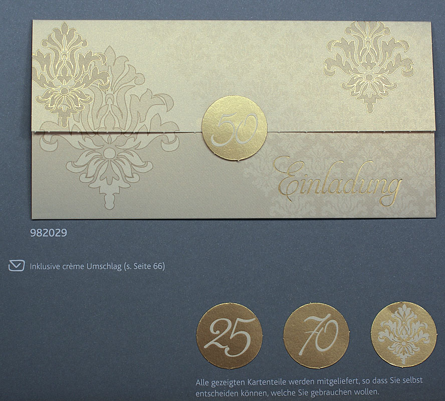 Einladungskarte mit "Einladung" in gold, runder Applikation und barockem Ornament