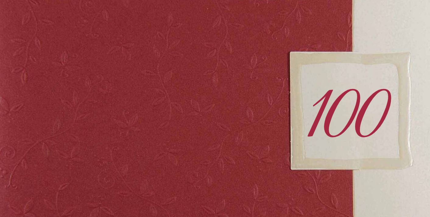 Dunkelrote Einladungskarte zum 100. Geburtstag mit Relief und Blumenornament, DIN lang