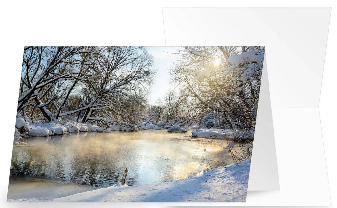 Winterliche Grußarte "Schnee und Eis" mit verschneiter Seenlandschaft und Sonnenstrahlen