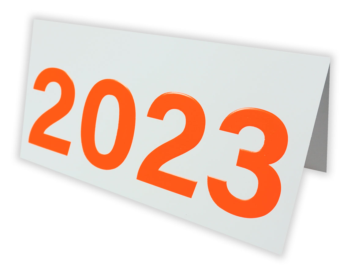 Weiße Neujahrskarte mit Relief geprägter Jahreszahl 2023 in neon-orange, DIN lang