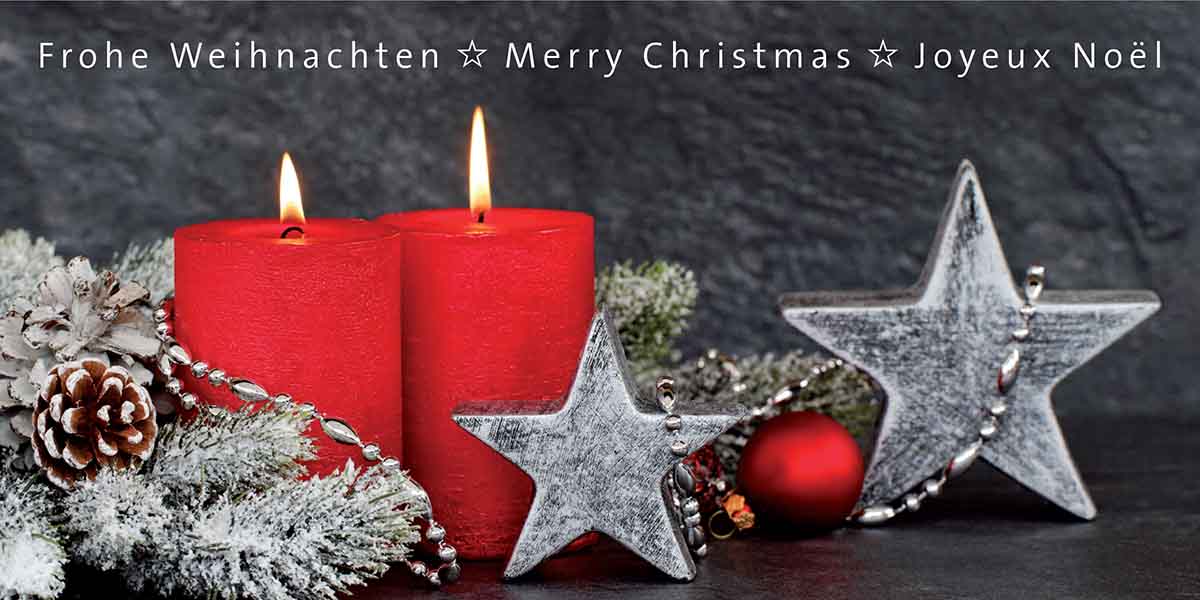 Mehrsprachige Weihnachtskarte im klassischen Design mit brennenden roten Kerzen und Sternen