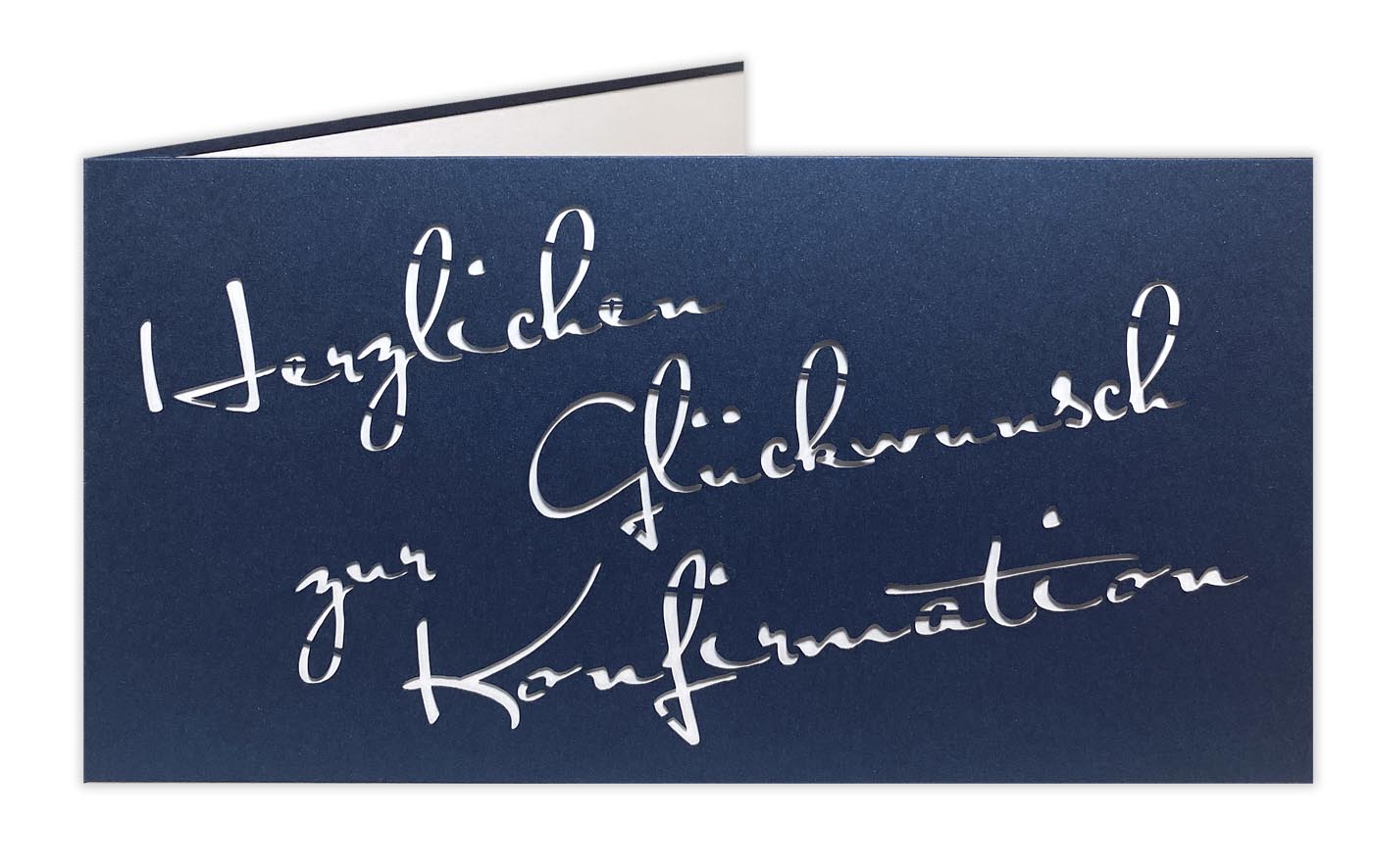 Blaue Glückwunschkarte DIN lang mit ausgestanztem Schriftzug "Herzlichen Glückwunsch zur Konfirmation" und weißem Einlegeblatt