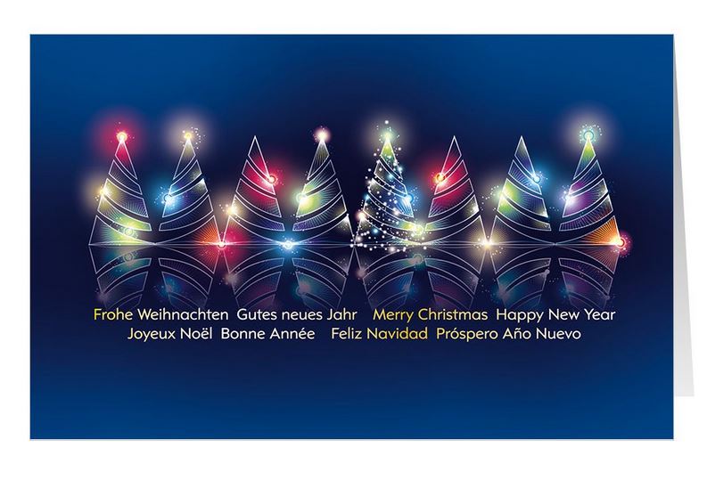 Internationale Weihnachtskarte in blau mit bunten, funkelnden Weihnachtsbäumen 