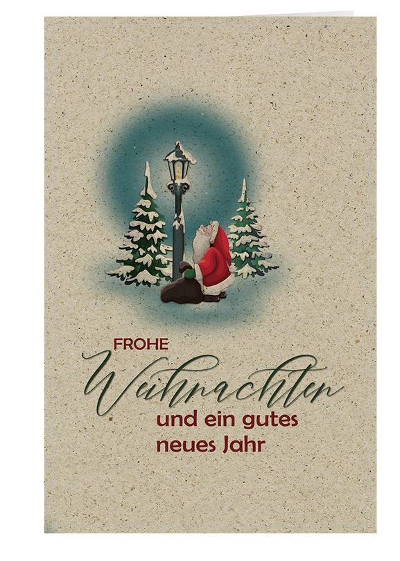 Braune Weihnachtskarte aus Graspapierkarton mit dem Weihnachtsmann an einer Laterne und Gruß