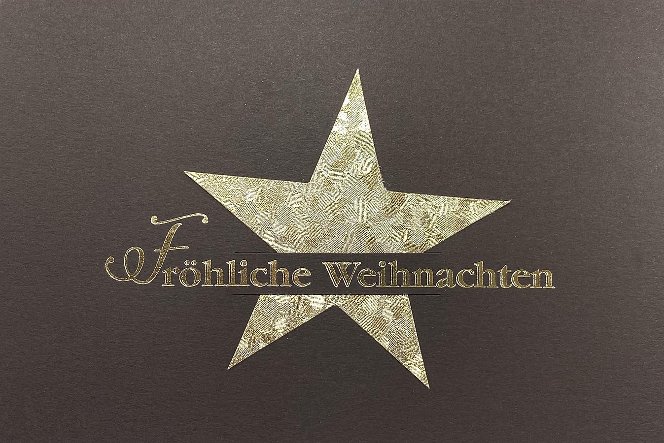 Festliche Weihnachtskarte in braun mit eingestecktem Goldstern und "Fröhliche Weihnachten"