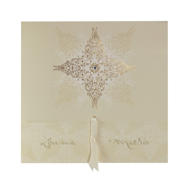 Orientalische Einladungskarte mit filigranem Folien-Ornament auf Metallic-Karton mit Bändchen beige