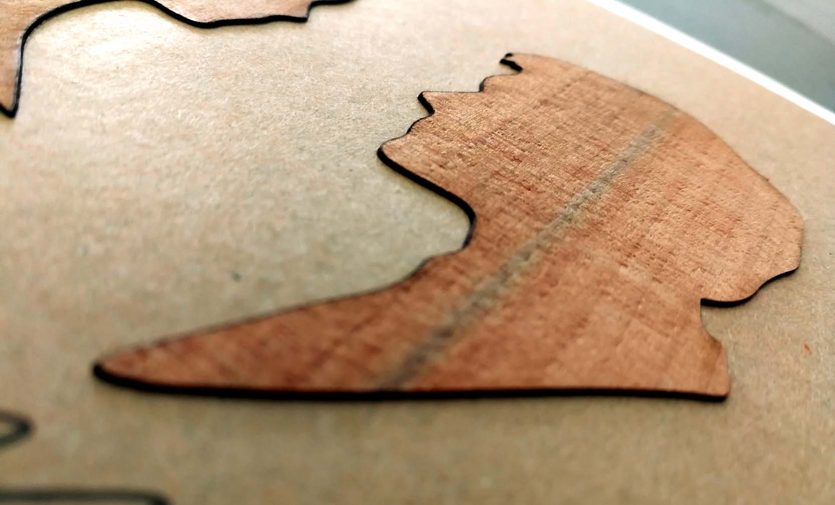 Detailansicht von Scherenschnitt-Gesicht aus Holz im besonderen Lasercut-Verfahren erstellt