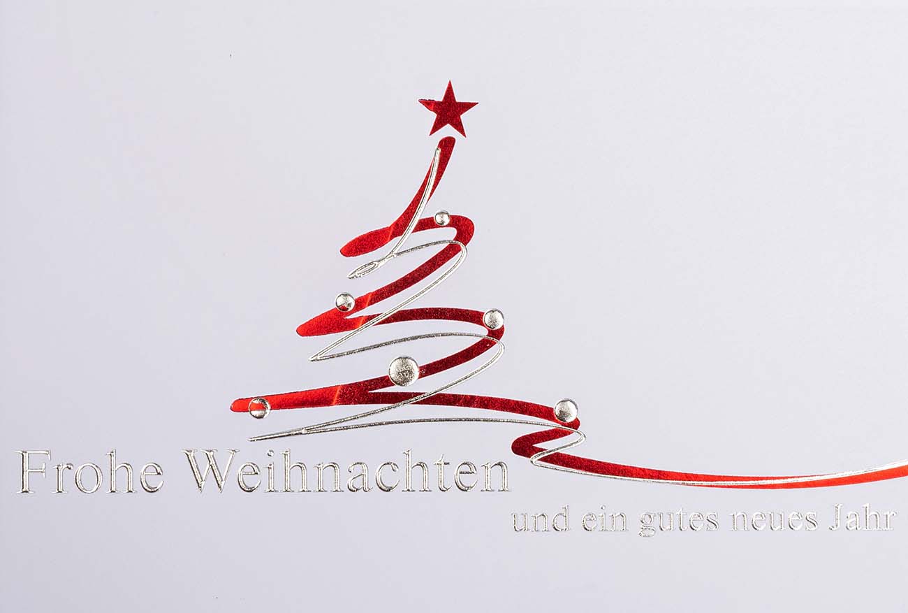 Weiße Weihnachtskarte mit silberner und roter Folienprägung von Christbaum und Gruß