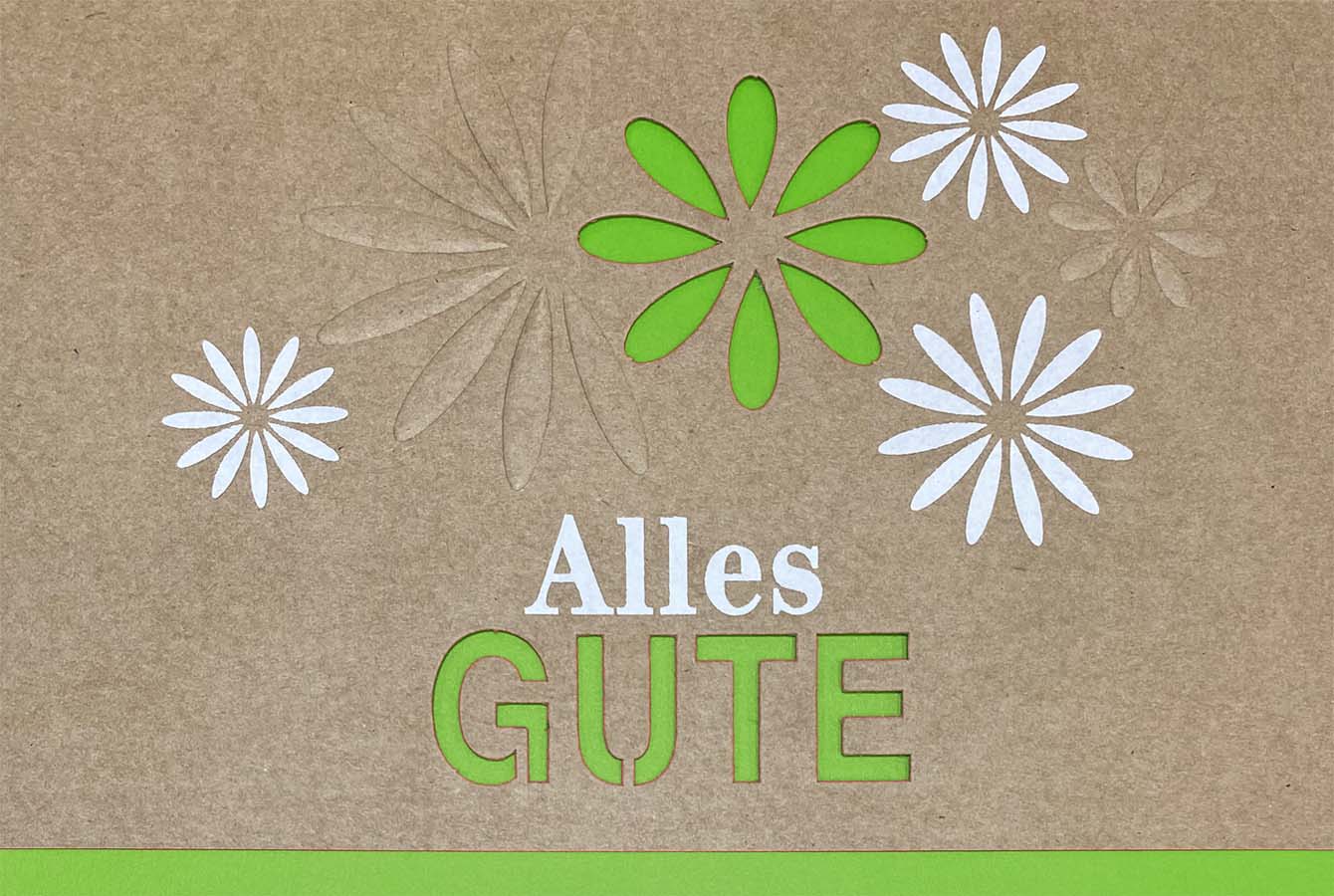 Naturbraune Glückwunschkarte mit Blüten und  "Alles Gute" sowie grünem Einlegeblatt