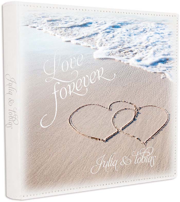 Hochzeits-Fotobuch in weiß mit maritimen Motivdruck "Herzen im Sandstrand" und Schriftzug "Love forever"