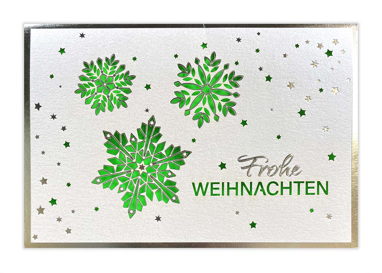 Weihnachtliche Grußkarte in weiß mit grünem Einlegeblatt und filigranem Laserschnitt