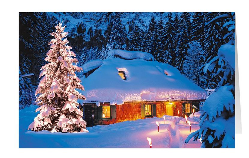 Winterliche Weihnachtskarte mit verschneiten Tannen und einer rustikalen Berghütte, ohne Gruß