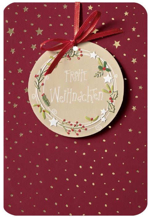 Festliche Weihnachtskarte in rot im traditionellen Design mit rotem Band und rundem Anhänger