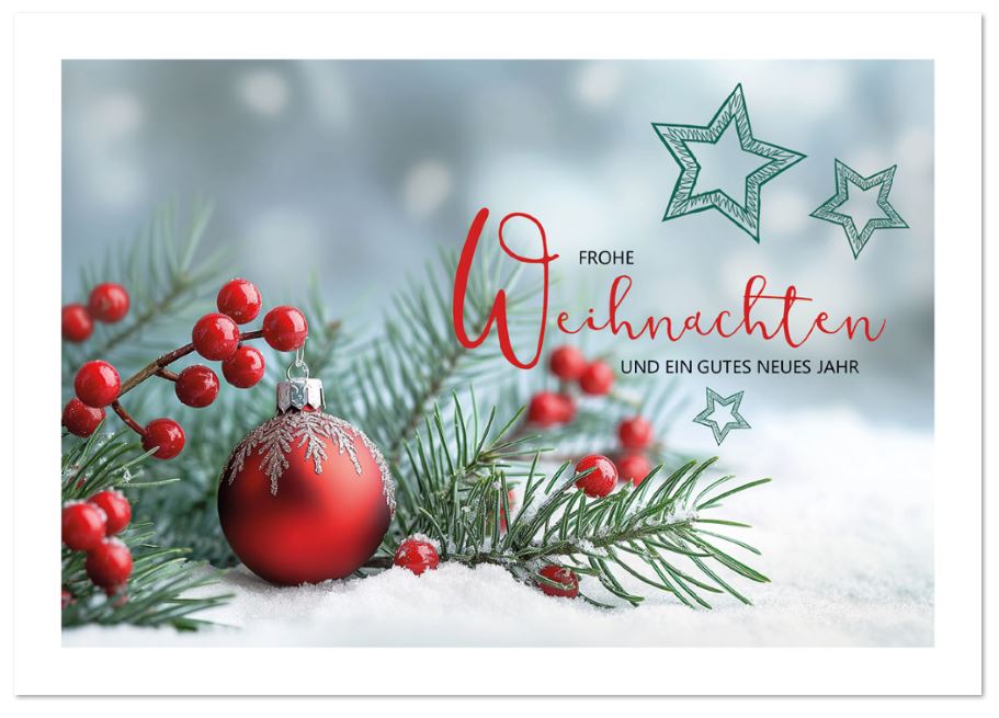 Klassische Weihnachtskarte mit roter Kugel, Beeren und Tannenzweig im Schnee sowie weihnachtlichen Grüßen