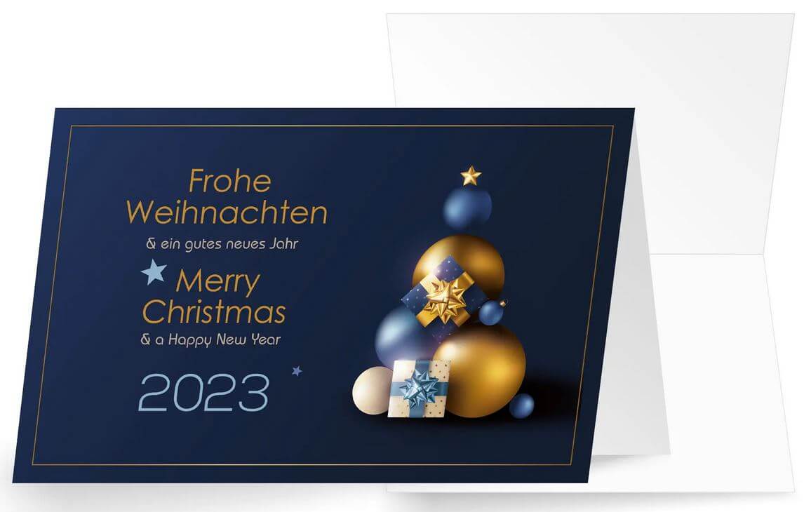 Blaue Weihnachtskarte mit deutsch-englischem Gruß, Jahreszahl 2023 und Weihnachtskugeln