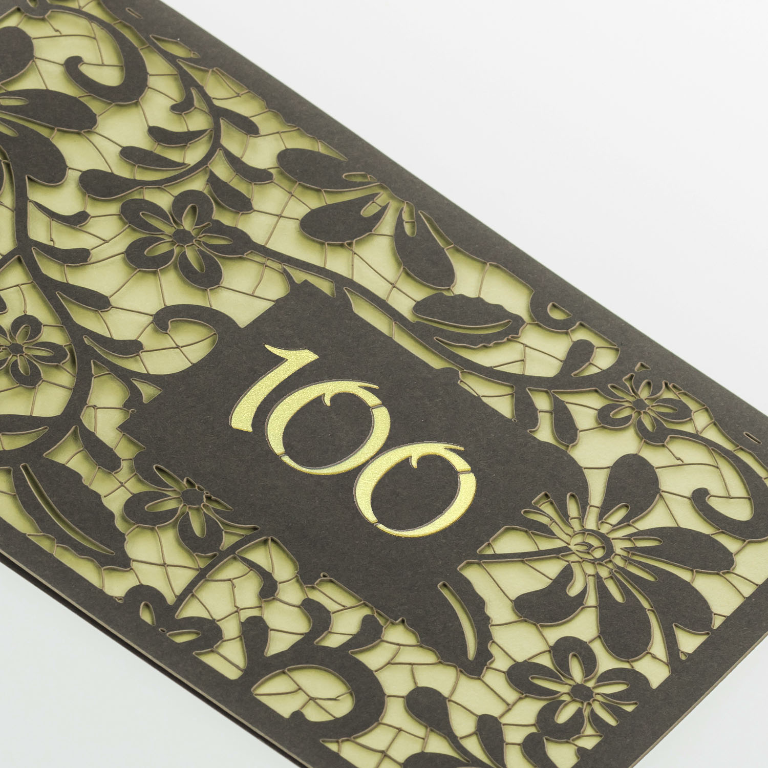 Einladungskarte zum 100. Geburtstag in braun mit filigraner Blumen-Stanzung und hellgrünem Einlegeblatt