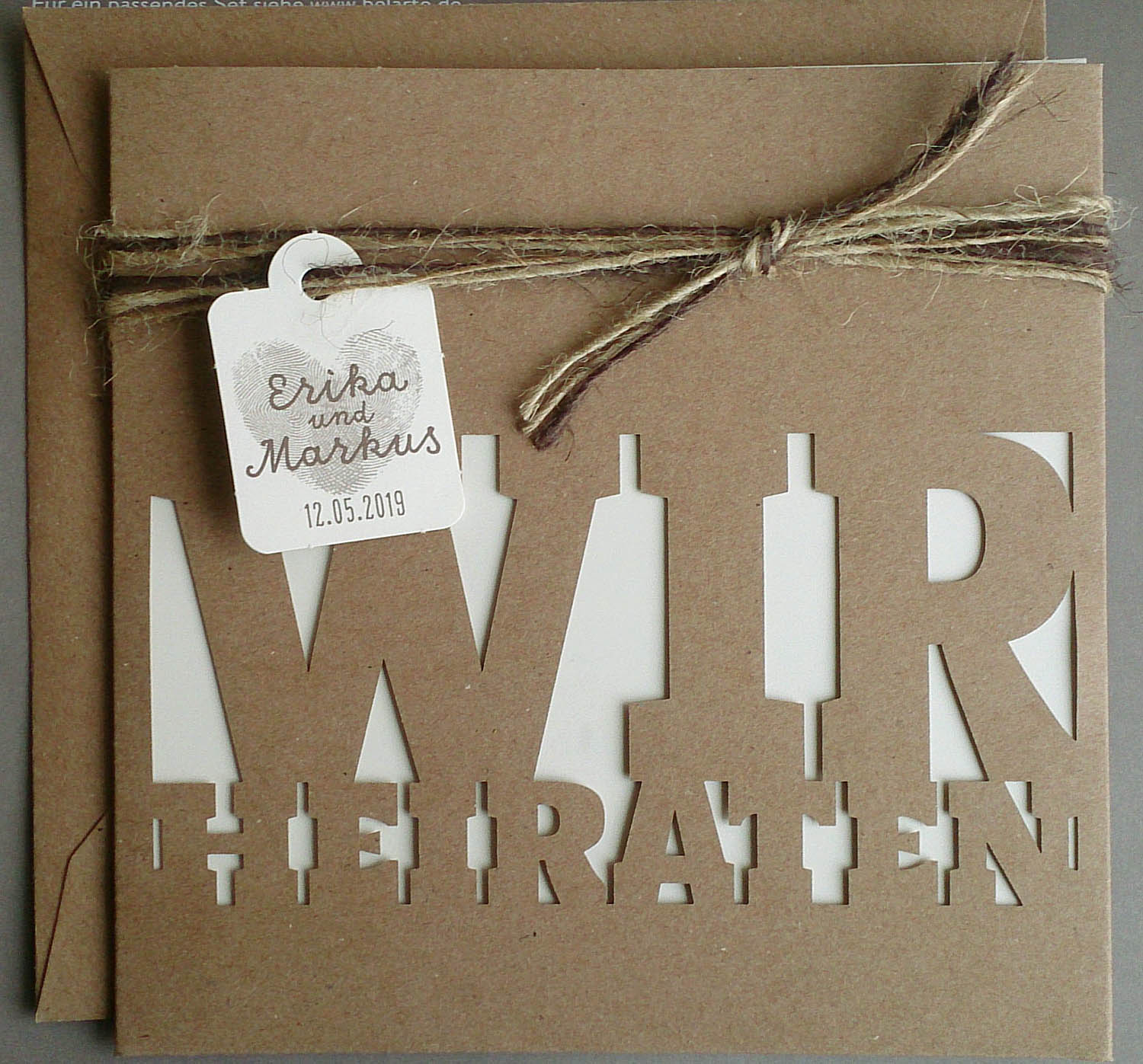 Hochzeitskarte aus Packpapier Kraftkarton Einstecktasche mit Ausstanzung WIR HEIRATEN