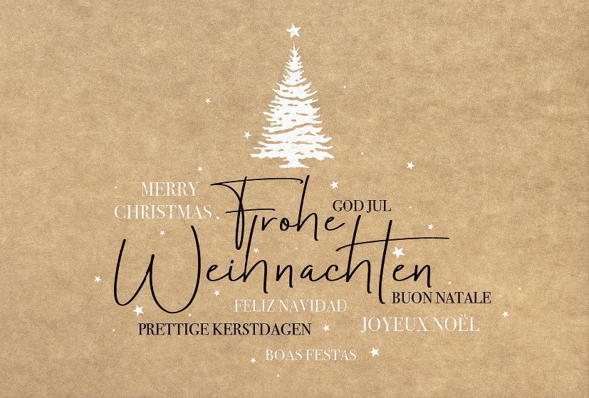 Naturbraune Weihnachtskarte mit weltweiten Weihnachtsgrüßen, Tannenbaum und kleinen Sternen