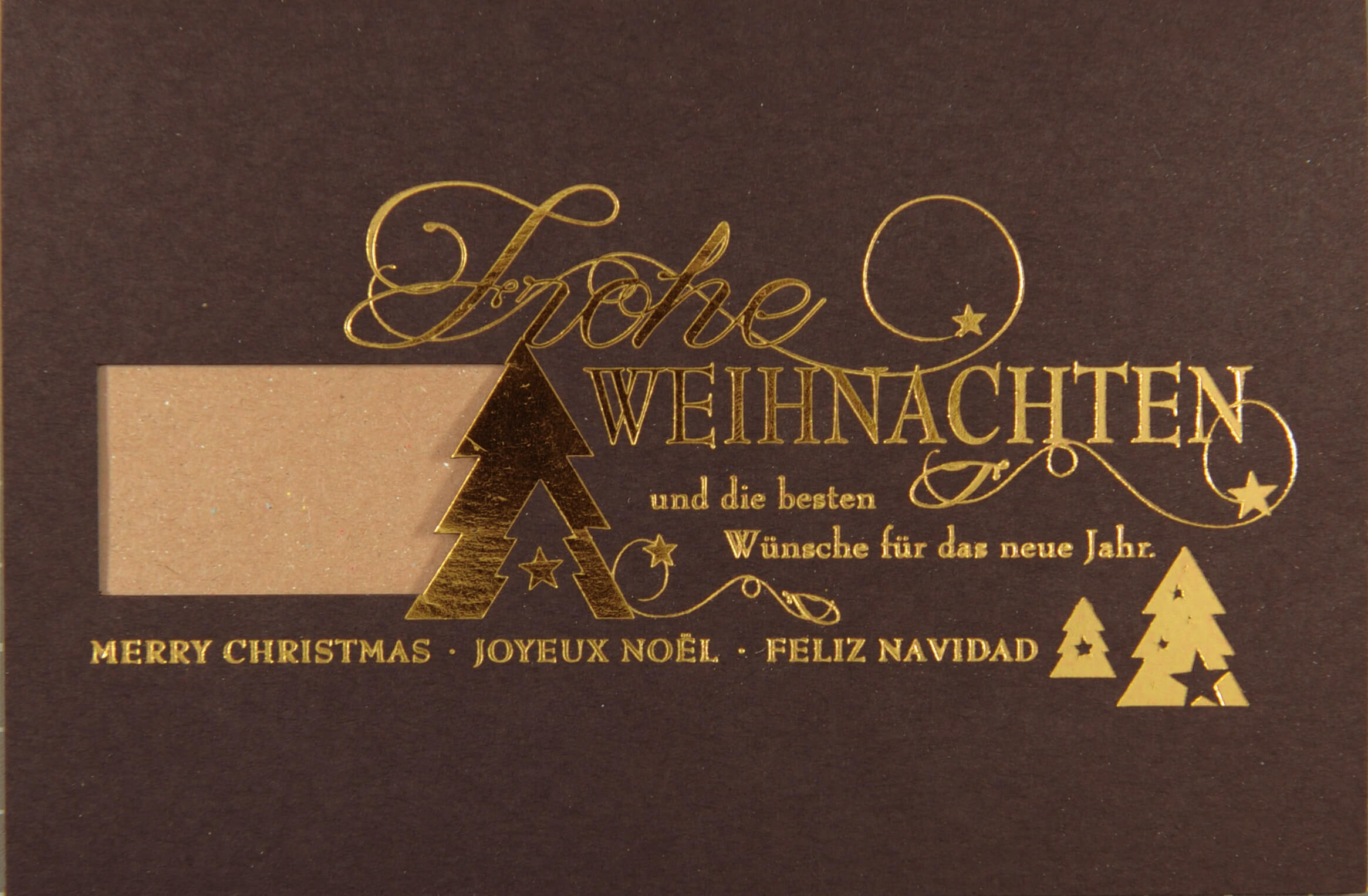 Dunkelbraune Logo-Weihnachtskarte mit internationalen Wünschen und kupferfarbener Prägung