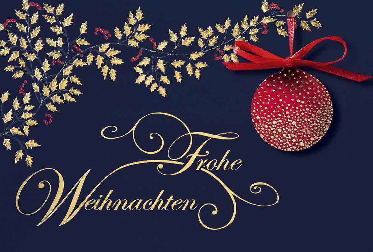 Exclusive Weihnachtskarte in blau mit roter Kugel als Anhänger und edler Goldfolienprägung