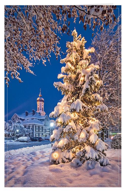 Winterliche Weihnachtskarte mit verschneitem Weihnachtsbaum, Wegen und prunkvoller Villa