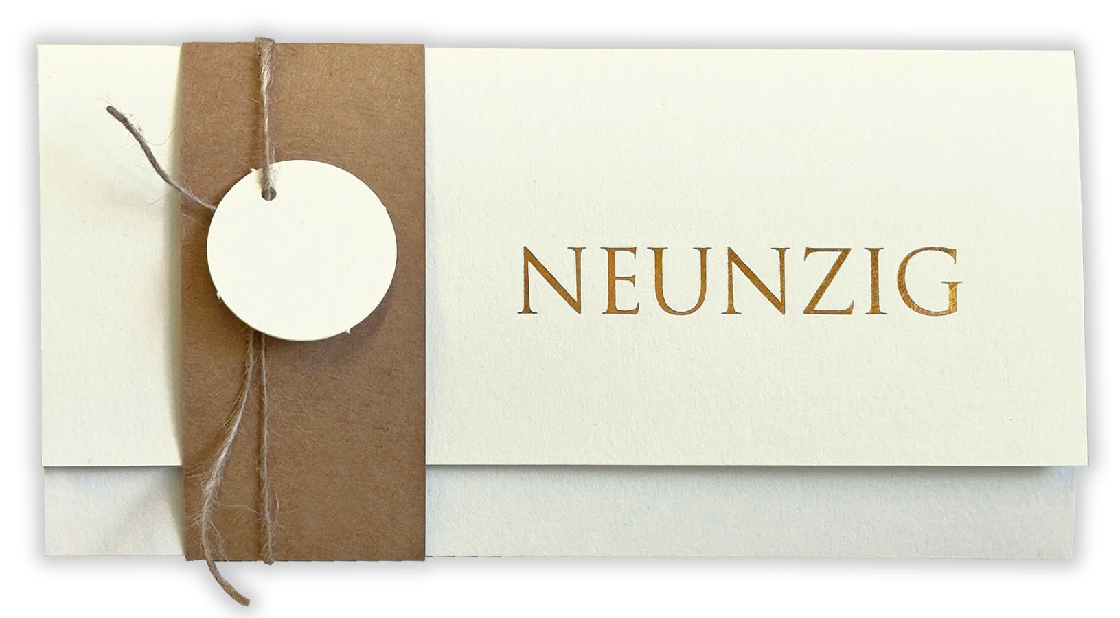 Einladungskarte "NEUNZIG" zum 90. Geburtstag, in Briefform mit Banderole aus braunem Kraftpapier