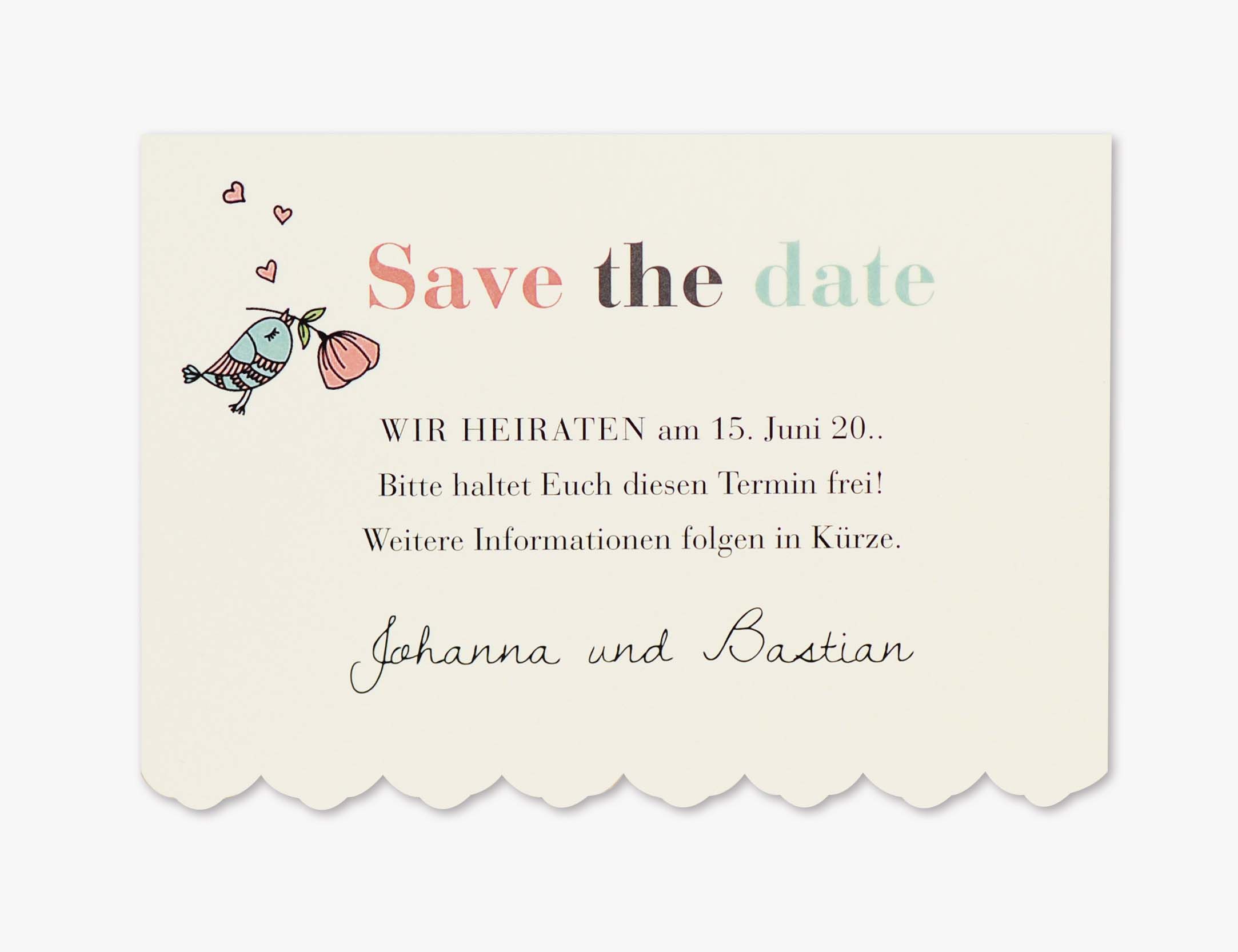 Verspielte Save the Date Karte in creme mit verliebtem Spatz, Blume und kleinen Herzchen