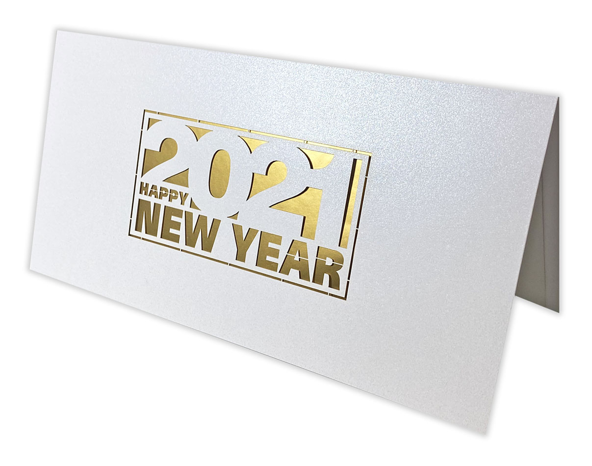 Neujahrskarte Happy New Year aus weißem Metallic-Karton mit Laserstanzung 2021 und goldfarbenem Einlegeblatt