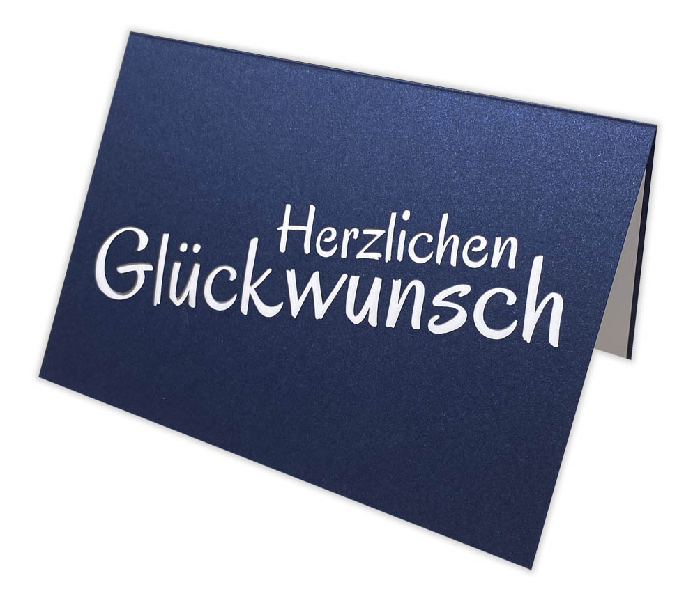 Dunkelblaue Glückwunschkarte mit Ausstanzung "Herzlichen Glückwunsch" und Einlegeblatt in weiß