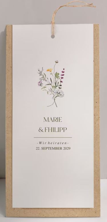 Natürliche Einladungskarte zur Hochzeit mit bunten Sommertrockenblumen und brauner Juteschnur