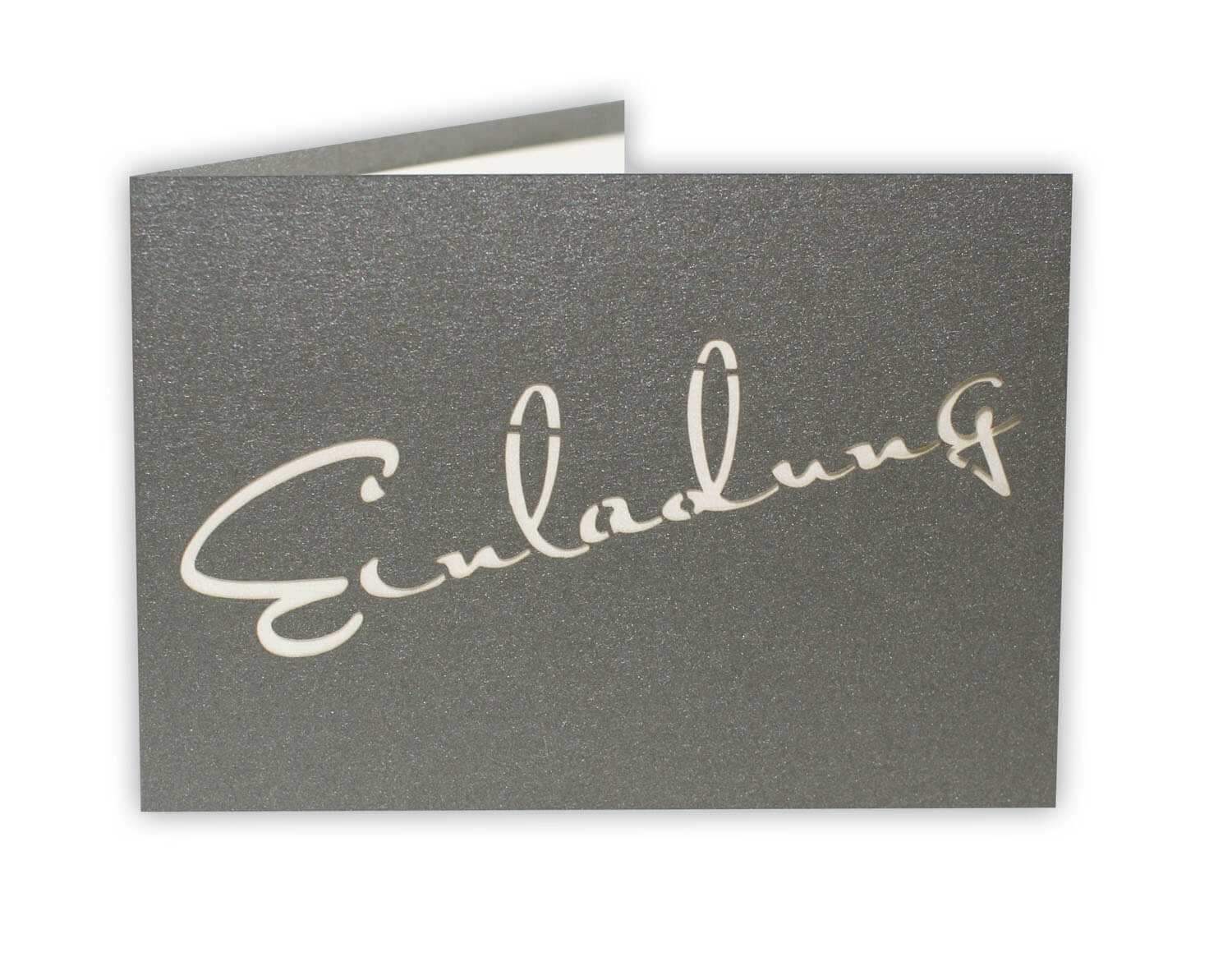 Anthrazitgraue Einladungskarte mit Ausstanzung "Einladung" in Schreibschrift und Einlegeblatt in perlmutt Metallic