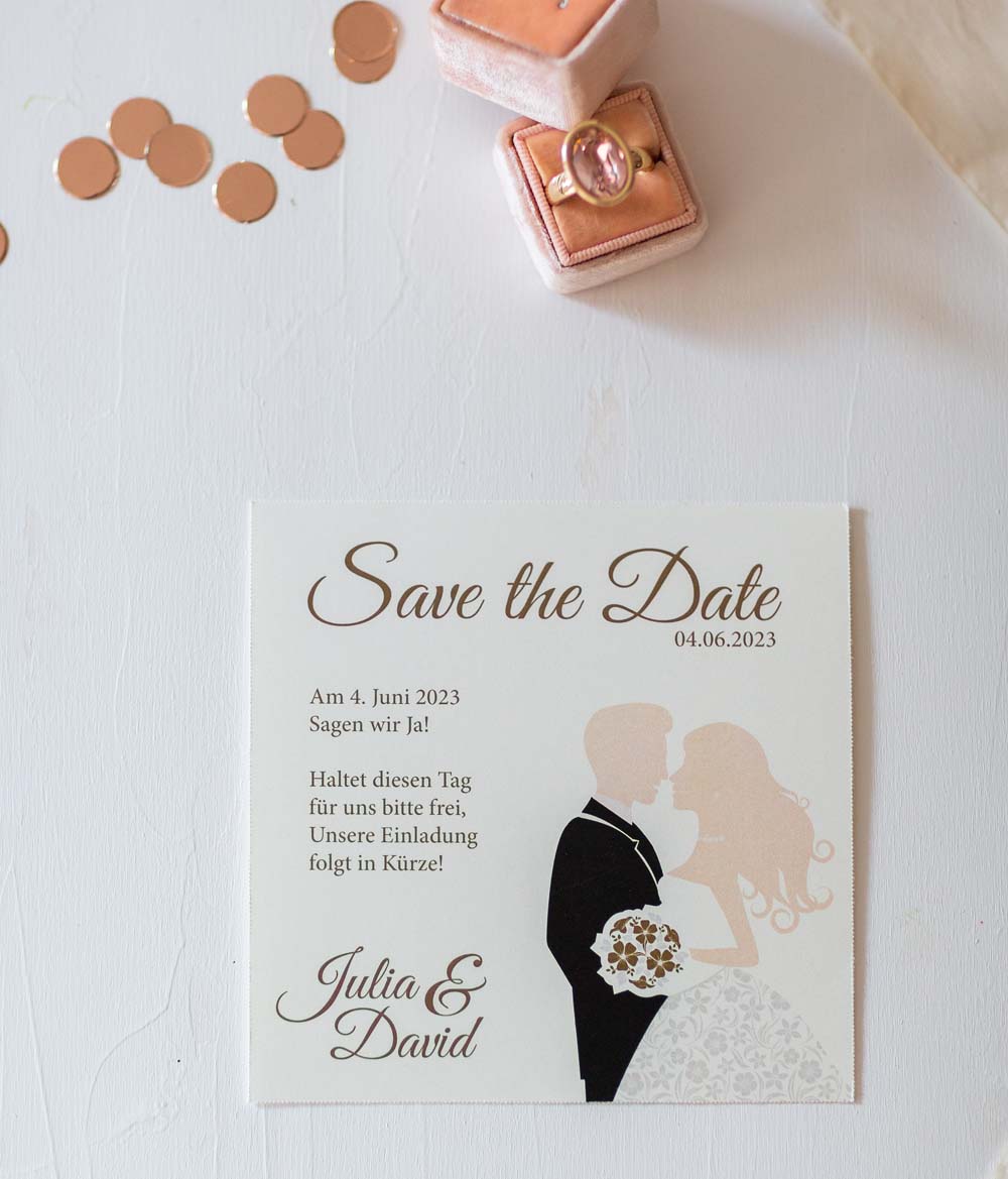 Romantische Save the Date Karte mit Brautpaar Silhouette und Blumenstrauß