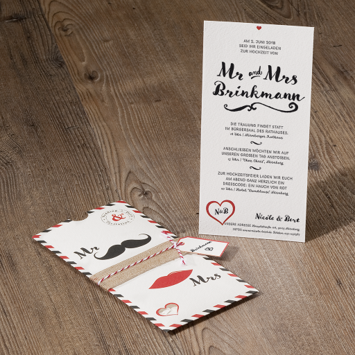 Offene Ansicht der Hochzeitskarte "Mr - Mrs" mit Moustache und Kussmund