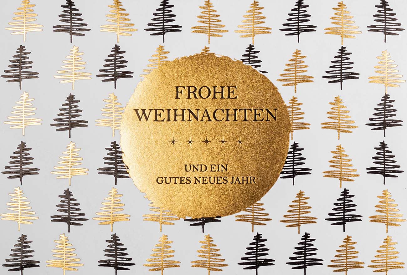 Weiße Weihnachtskarte mit goldenen und schwarzen Tannenbäumen und Weihnachtsgruß