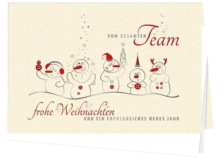 Cremefarbene Weihnachtskarte mit lustigen Schneemännern und Grüßen vom gesamten Team.#