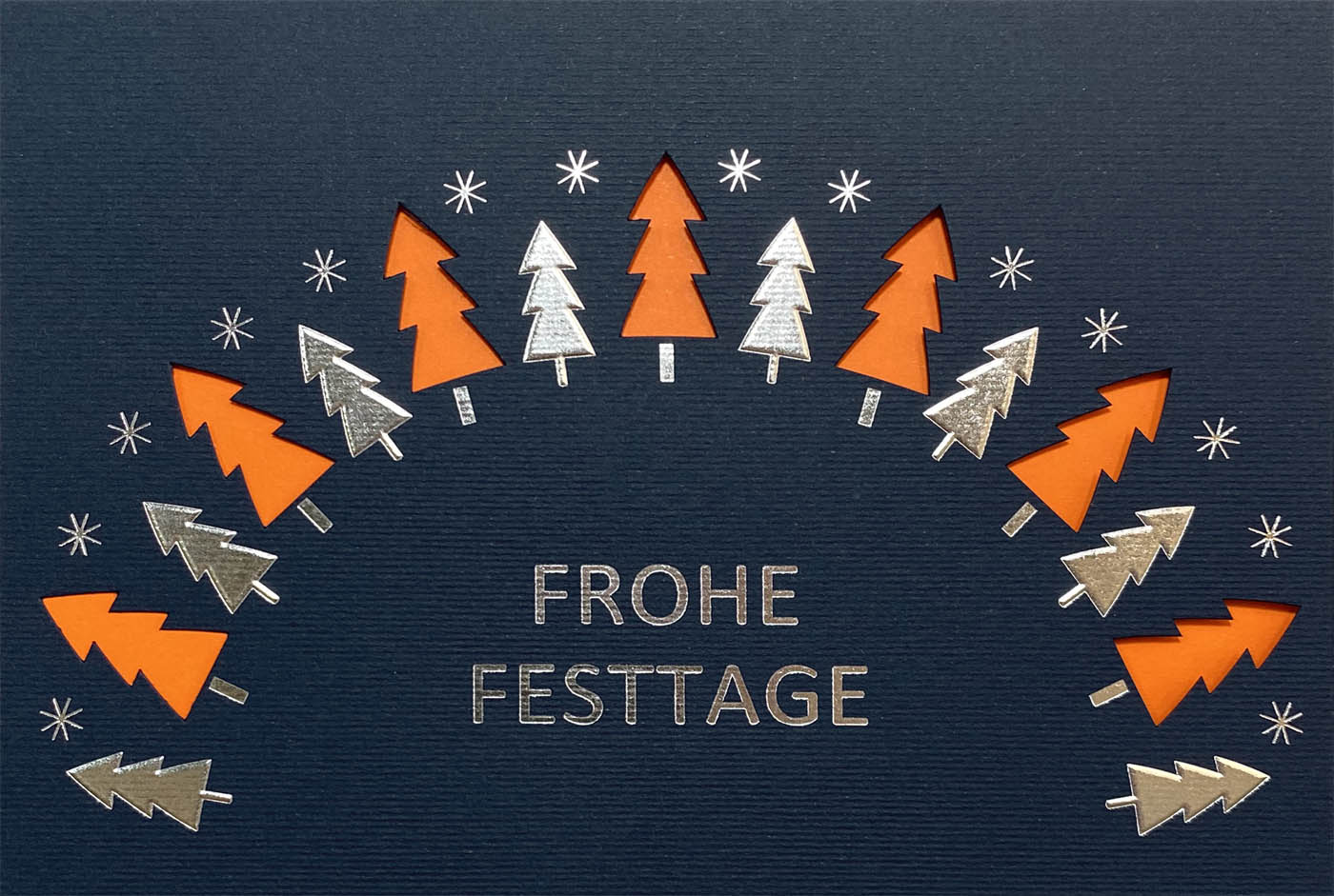 Dunkelblaue Weihnachtskarte mit Silberfolienprägung und Formstanzung, Einleger orange