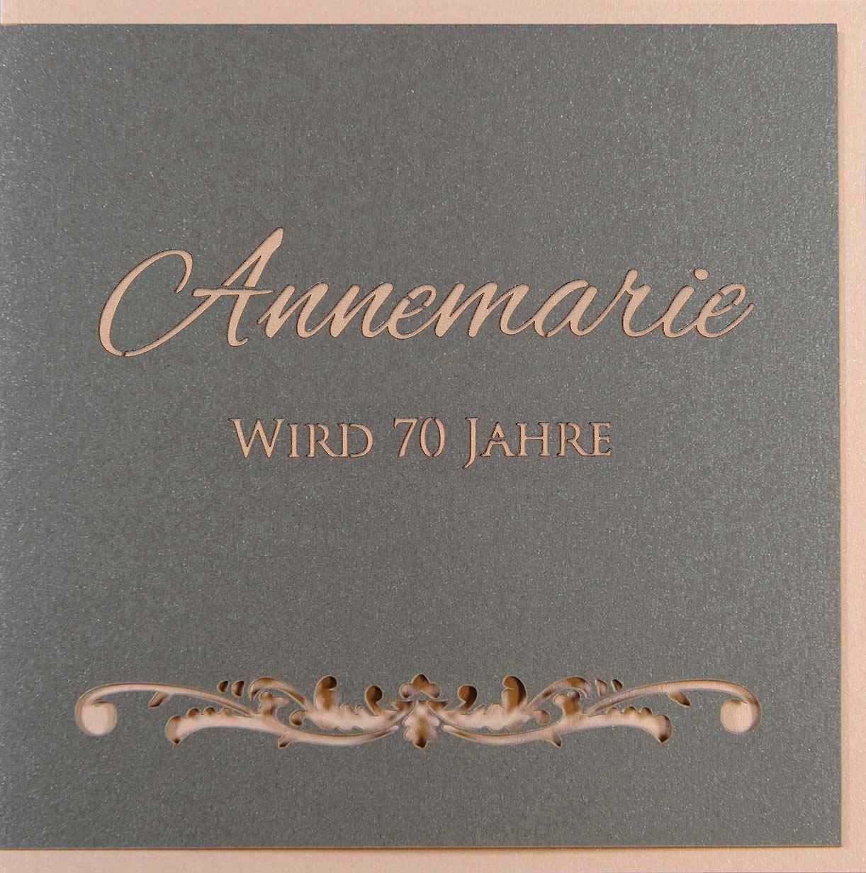 Personalisierte Einladungskarte zum 70. Geburtstag mit gelaserter Schrift auf der Vorderseite