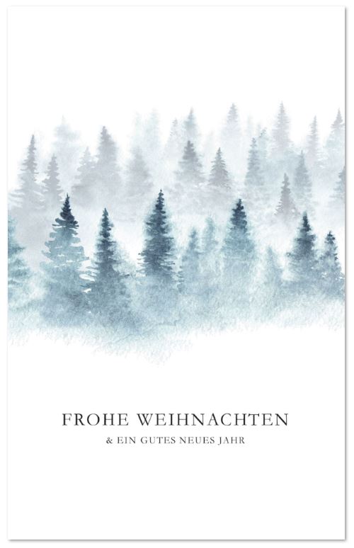 Weihnachtskarte im Hochformat mit nebelverhangenem Tannenwald