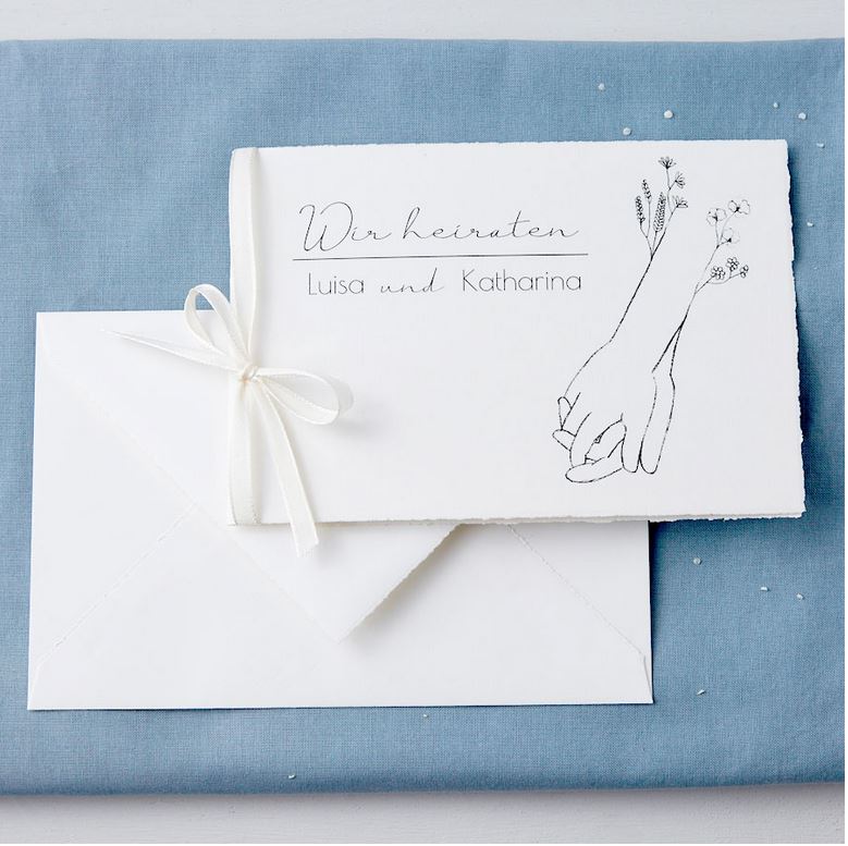 Edle Einladungskarte zur Hochzeit aus Cottonpapier mit gerissenen Rändern und Satinband