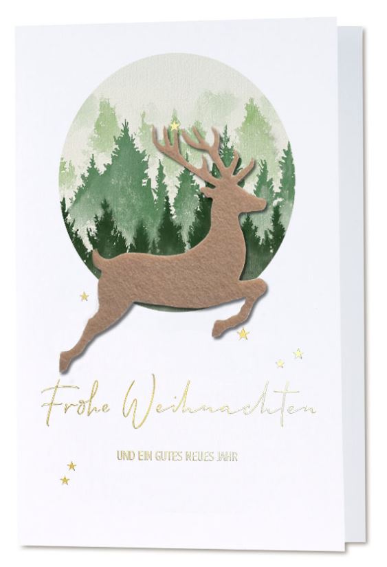 Weiße Weihnachtskarte mit grünem Tannenwald und Hirsch-Applikation aus Filz